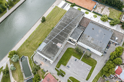 鸟瞰图建筑物或仓库在工业区附近的河流