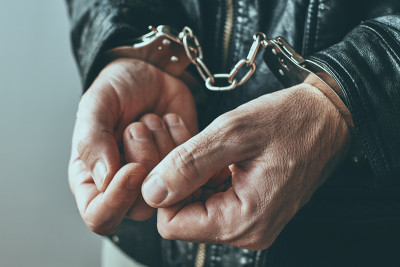 戴上手铐的手