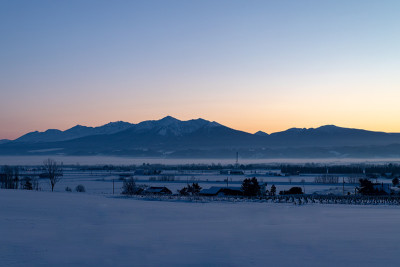 北海道冬季的Tokachidake山脉的黎明。