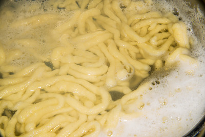一种用锅煮的德国面条，叫做Spaetzle
