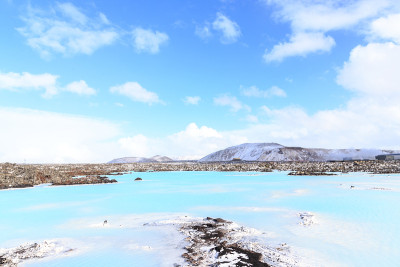 熔岩中的蓝色泻湖水
