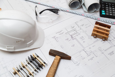建筑师或工程师工作场所的图纸和工具，俯视图