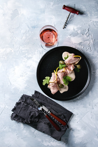 小牛肉配金枪鱼酱