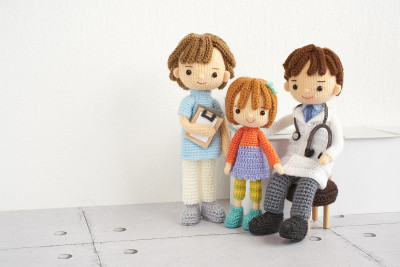 手工编织的玩具。可爱的小Amigurumi娃娃。医疗和生活