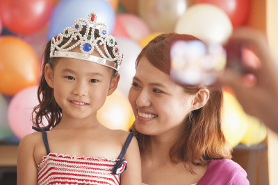 母亲和女儿在女儿生日时拍照