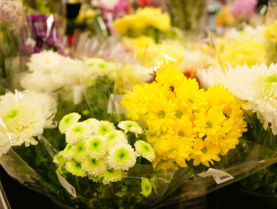 花束的场面。许多花束。玫瑰、百合、菊花。特写镜头