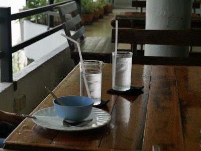 在吃东西之前一杯装满水用来解渴的水。