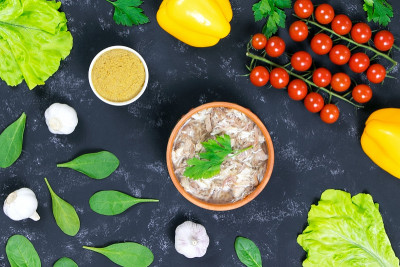 食物。肉冻和新鲜蔬菜。头奶酪。俄罗斯、乌克兰和白俄罗斯的国菜。果冻。西红柿和欧芹。冰冻碎肉