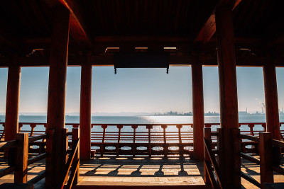 韩国浦项永日台传统凉亭和大海
