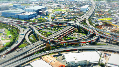 高速公路交汇处鸟瞰图。运输的概念。
