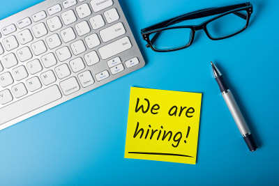招聘广告以“WE ARE HIRING”字样为代表。招聘职位有待招聘和填补。