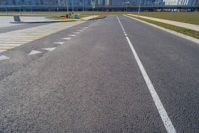 开放空间有道路标志和路标、十字路口、人行横道、晴天、蓝天、城市景观背景