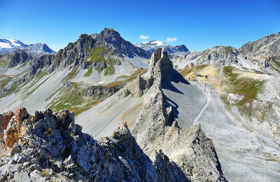 法国Aiguille Percee的山脉和Tignes滑雪缆车
