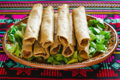 flautas de polo，鸡肉玉米饼，多拉多斯和莎莎在墨西哥城自制的墨西哥食物