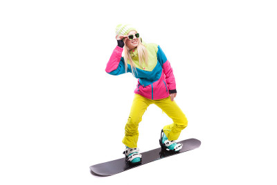 美丽的年轻女子在滑雪服和太阳镜骑滑雪板