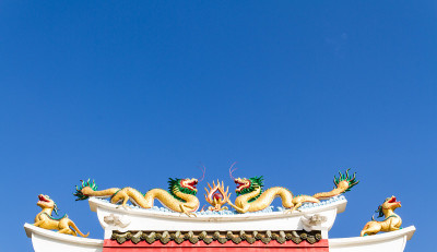 中国风格的龙像与天空背景