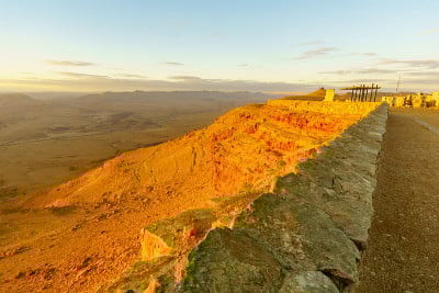 Makhtesh(火山口)Ramon的日出视图
