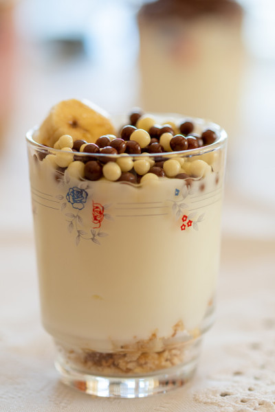 乳制品甜点，水果，麦片和巧克力放在玻璃杯里