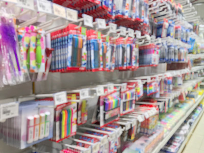 模糊的文具店有很多配件如钢笔、铅笔、橡皮、色彩、修正笔、便利贴、高亮笔、墨水等。学生书架上学校用品的