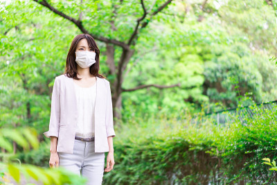 戴着面具走路的女商人