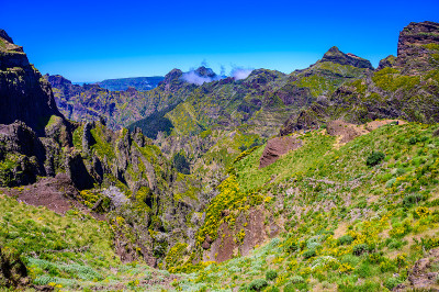 美丽的徒步旅行路线从Pico do ariiro到Pico Ruivo，马德拉岛。步道PR1 - V