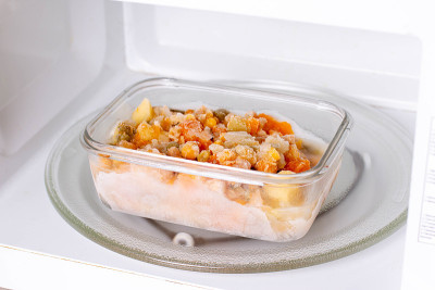 用微波炉加热的冷冻食品，靠近点