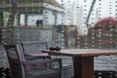 在花园里下雨