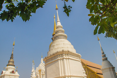 美丽的金色和白色宝塔斯里兰卡风格在Wat Suan Dok(花园寺庙)与蓝天背景。Wat Suan 