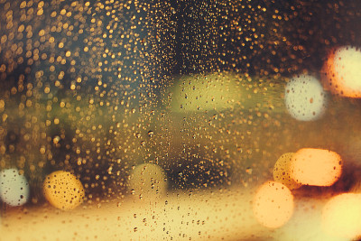 雨落在车窗上