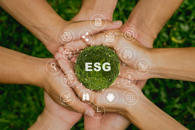 ESG图标概念在人们的手中为环境、社会和治理利用可再生资源技术减少污染和碳排放。在可持续和道德的商业