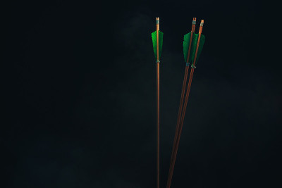 三个木箭。美丽的烟雾的背景。中世纪的武器都是手工制作的。