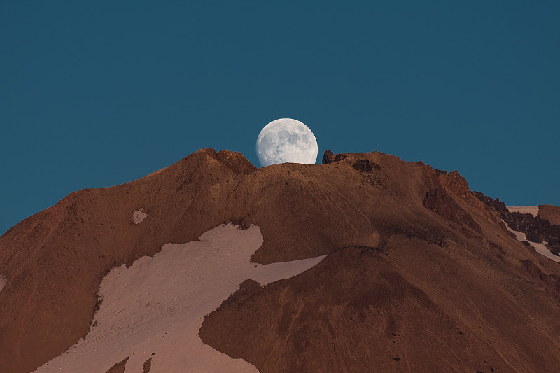 满月从拉森山的火山口升起