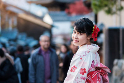 身穿和服的年轻女游客在日本京都清水寺附近的八坂宝塔附近游玩。亚洲女孩的发型在传统的日本服装在秋叶季节