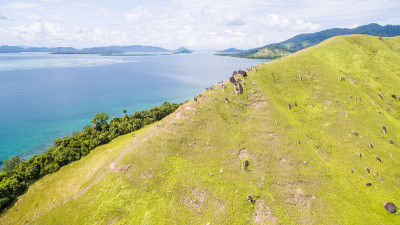 美丽的自然景色在Sirongol Hill，高耸的眼睛岛，典型的Sabah，马来西亚。