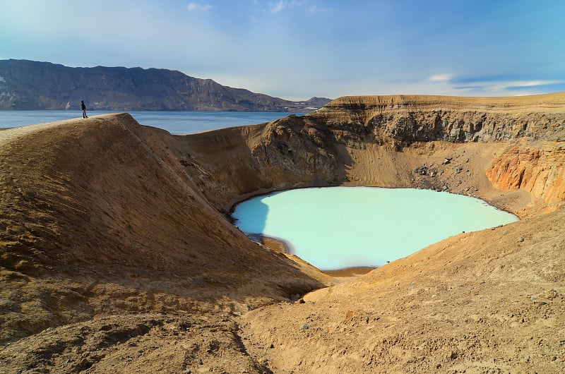 冰岛的火山口和一个湖