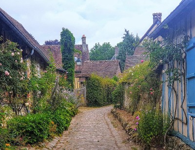 法国，gerberoy, oise，风景如画的花村。