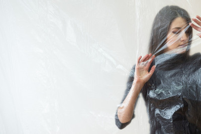 悲伤的女人散焦了艺术肖像抑郁