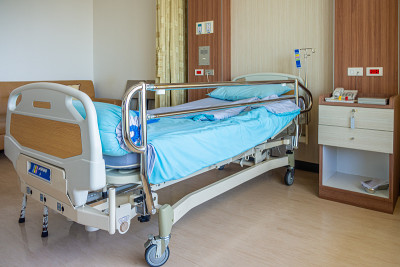 住院病房里的电子可调节床和设施