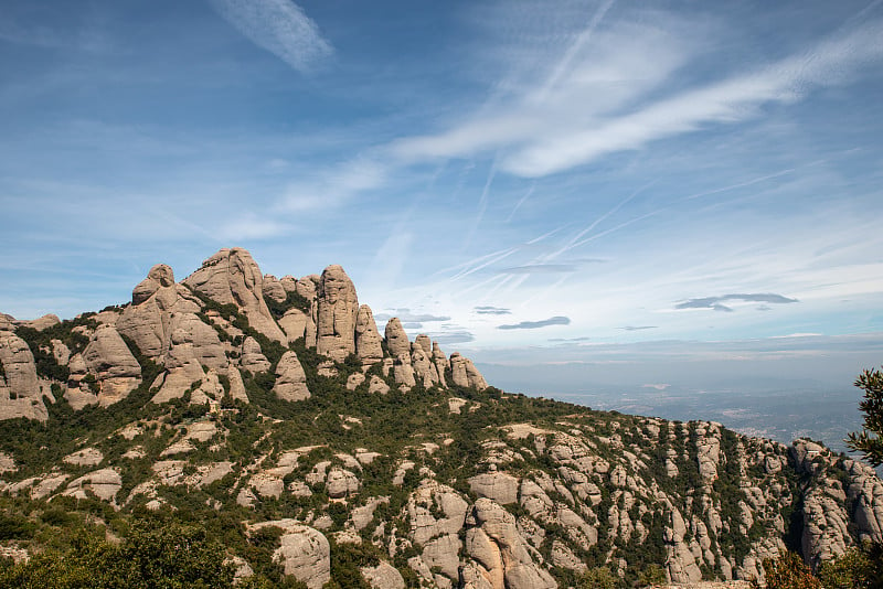 蒙特塞拉特修道院附近的山景，摄于一个阳光明媚的夏日，西班牙巴塞罗那。