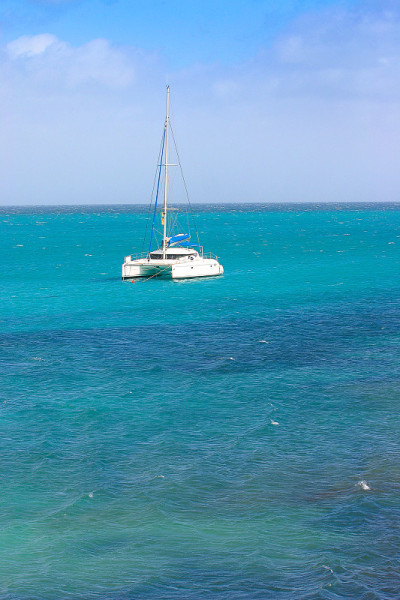 撒丁岛的海景，地中海的蓝色海水