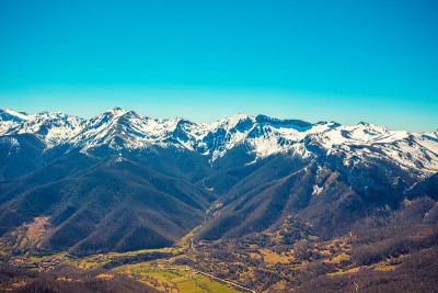 覆盖着白雪的山脉。欧洲的山峰(Picos de Europa)国家公园。坎塔布里亚、西班牙、欧洲
