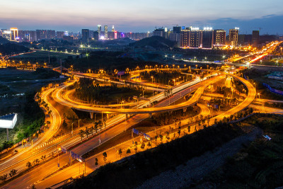 中国贵阳的立交桥在日落后被橙色的路灯照亮