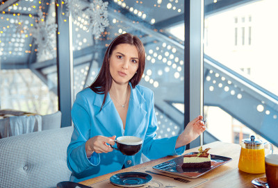 美丽的女人看起来沮丧与问题的眼睛，而吃。