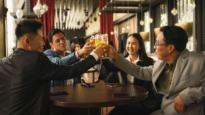 亚洲商务人士在商务酒廊和俱乐部举杯庆贺友谊