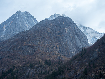 四姑娘山(四姐妹山，东方阿尔卑斯山)的景观，在阿加瓦族羌族自治州，中国四川省。