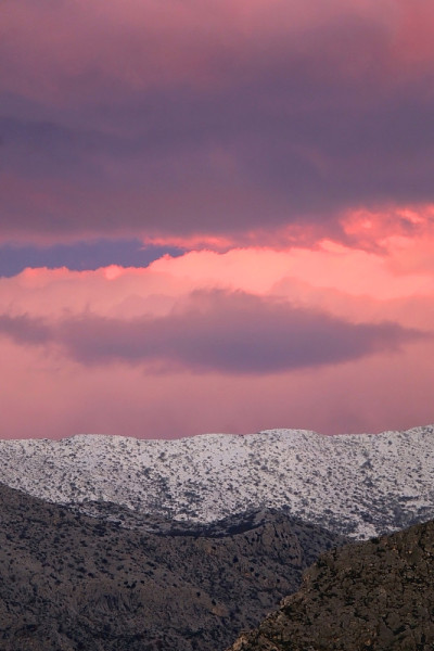 雪山和粉红天空