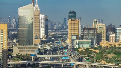 迪拜码头摩天大楼和互联网城市塔的鸟瞰图随着谢赫扎耶德公路上的交通而推移