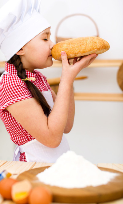 女孩做面包