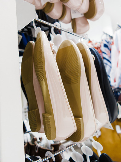 在商店里买衣服。