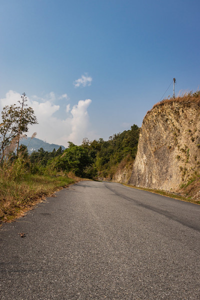 与世隔绝的山间柏油马路